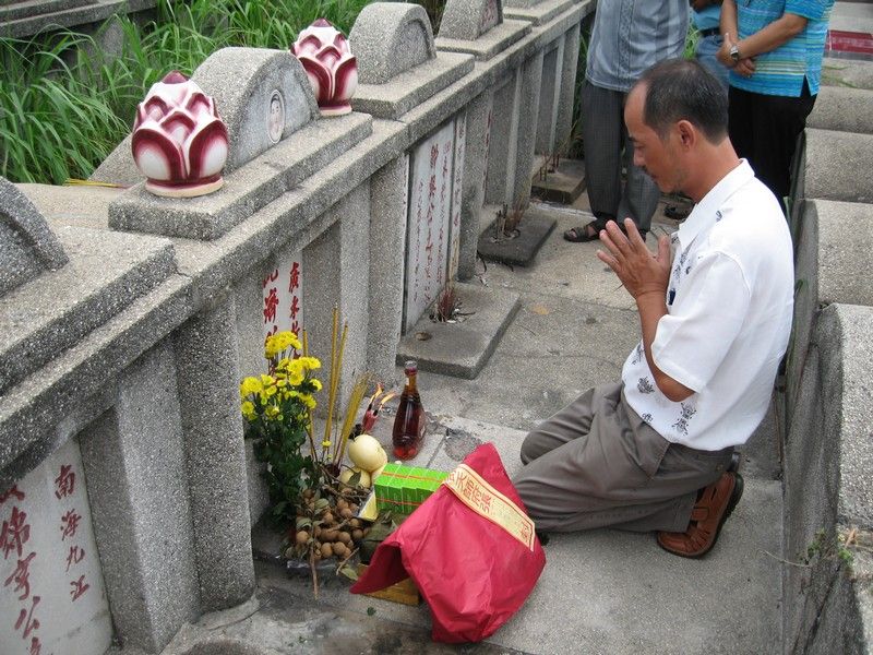 VS Trưởng tràng Trần Thanh Ngọc viếng mộ Sư tổ Nguyễn Tế Công và Sư tổ Mẫu Đàm Thiếu Quỳnh (ngày 07/8/2009)